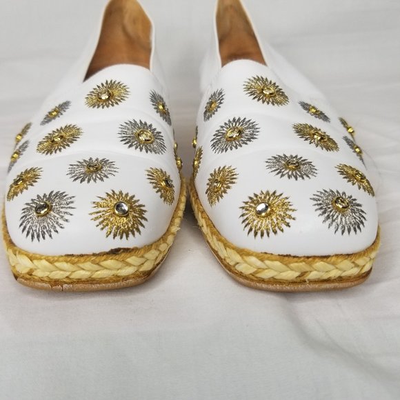 Stuart Weitzman White embroidered/ Rhinestone shoe - Picture 3 of 15